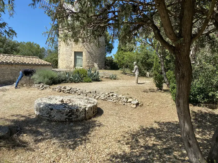 La meule ancienne au pied du moulin