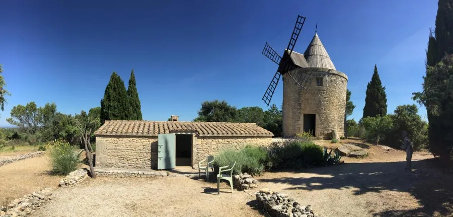 La garrigue et la statue du joueur de pétanque