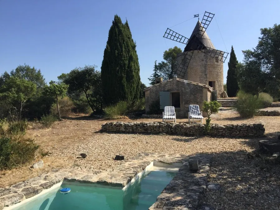 Le bassin de baignade privé et les transats face au moulin à vent