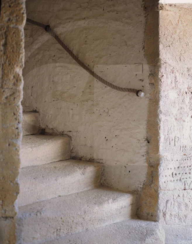 L'escalier de pierre usé du moulin