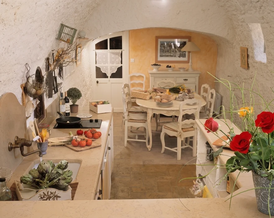 Vue de la cuisine vers la salle à manger