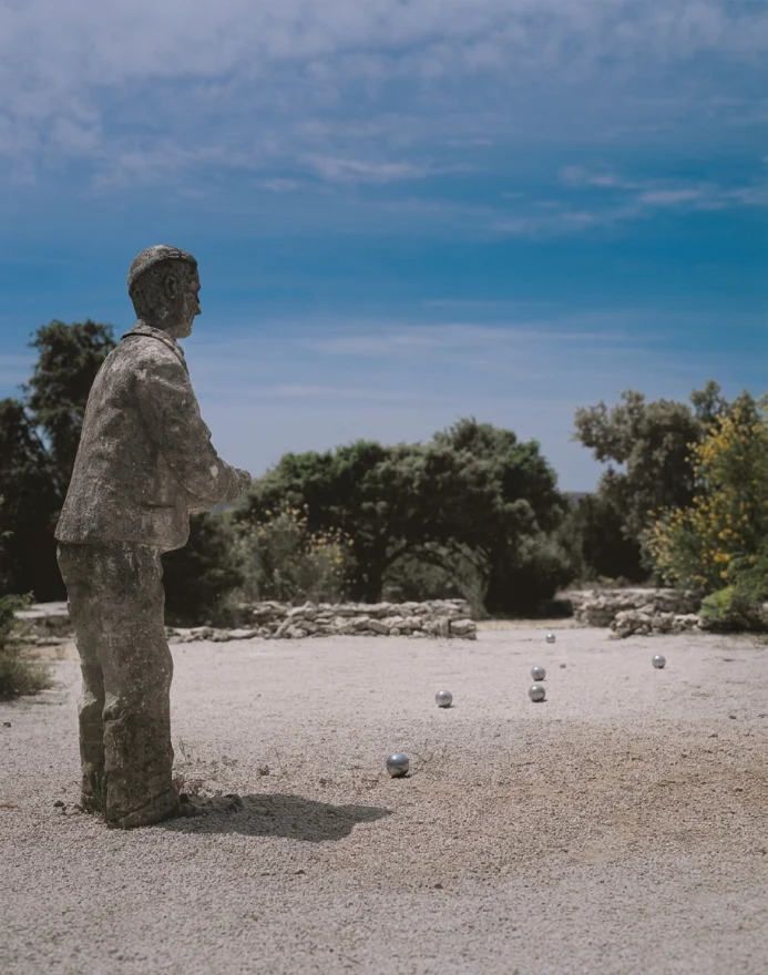 Statue du joueur de pétanque dans la garrigue